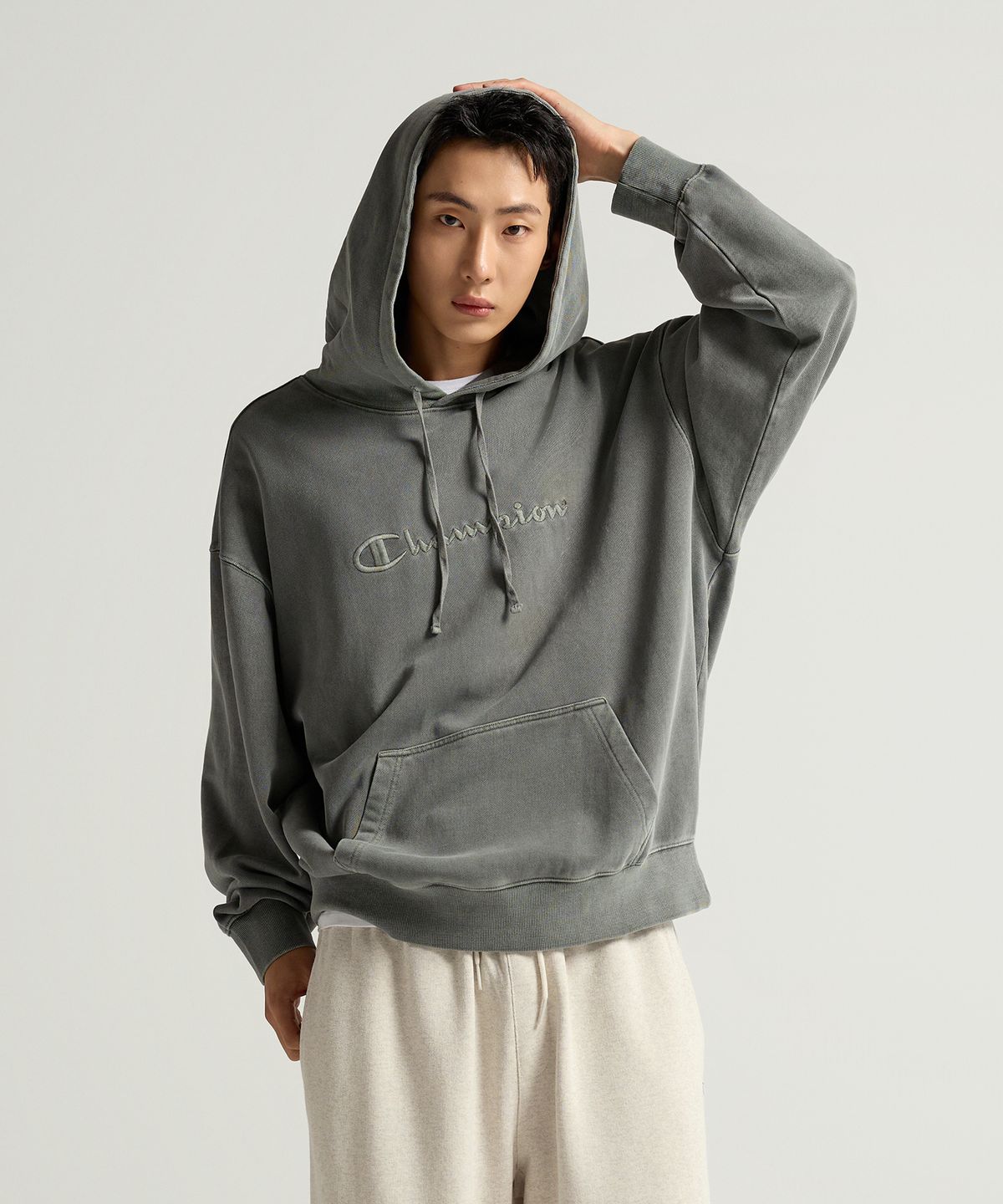 챔피온(CHAMPION) 빅 로고 피그먼트 오버핏 후드 티셔츠 Green