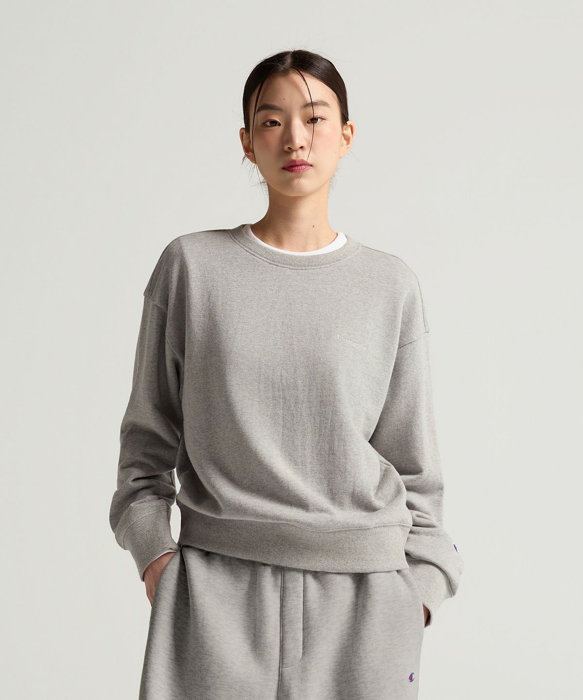 챔피온(CHAMPION) 여성 스몰 로고 레귤러핏 스웨트셔츠 Grey