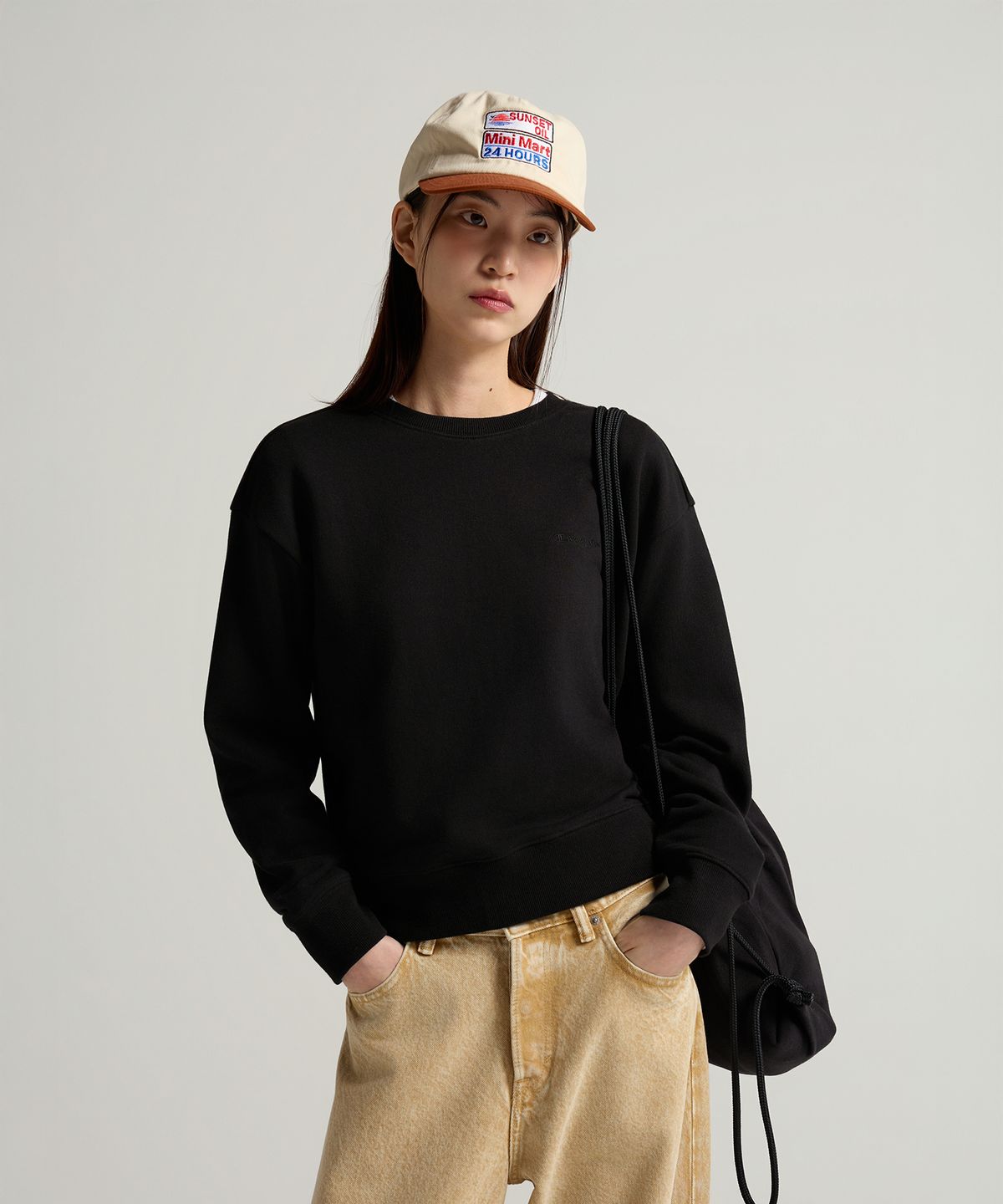 챔피온(CHAMPION) 여성 스몰 로고 레귤러핏 스웨트셔츠 Black