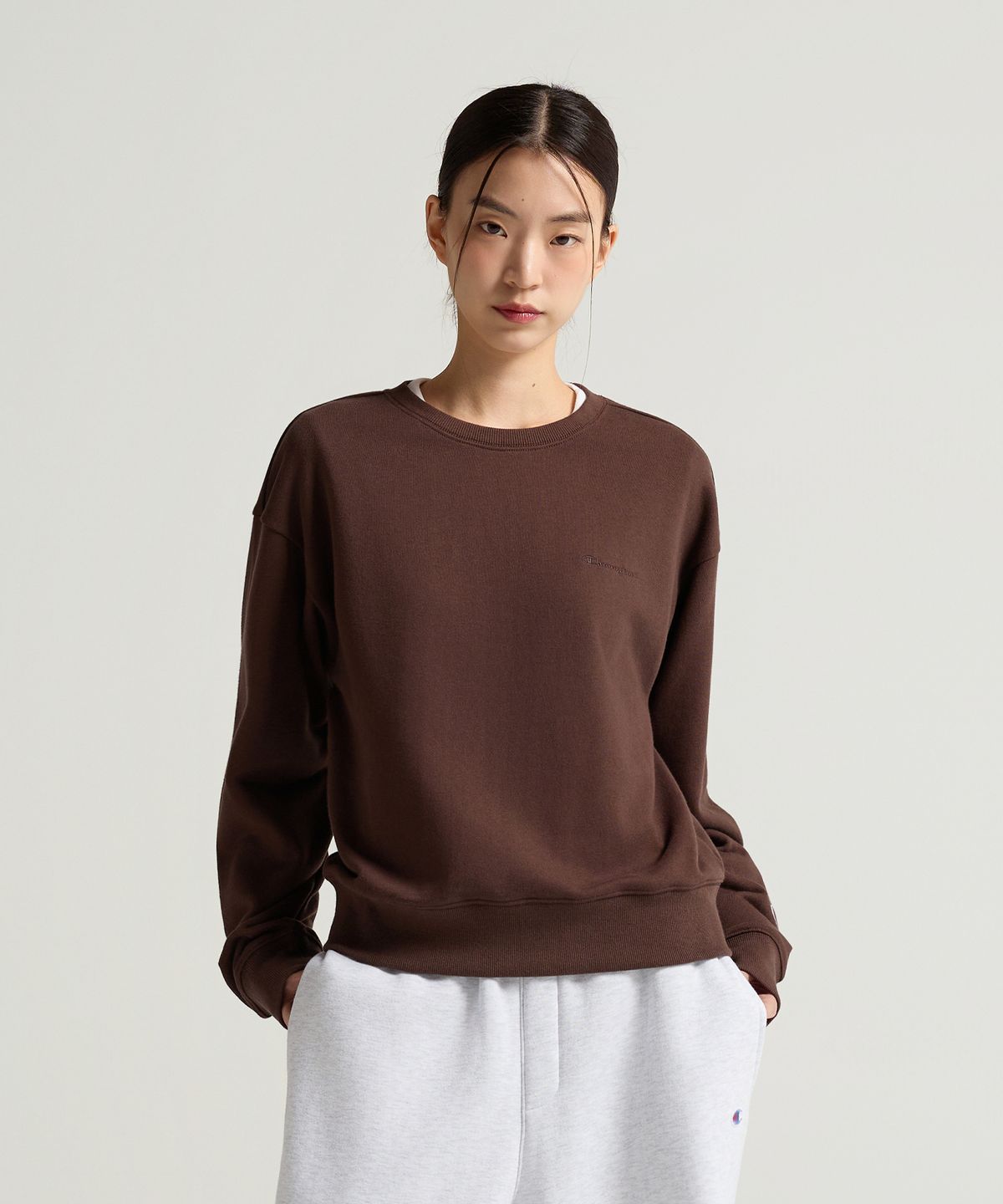 챔피온(CHAMPION) 여성 스몰 로고 레귤러핏 스웨트셔츠 Brown