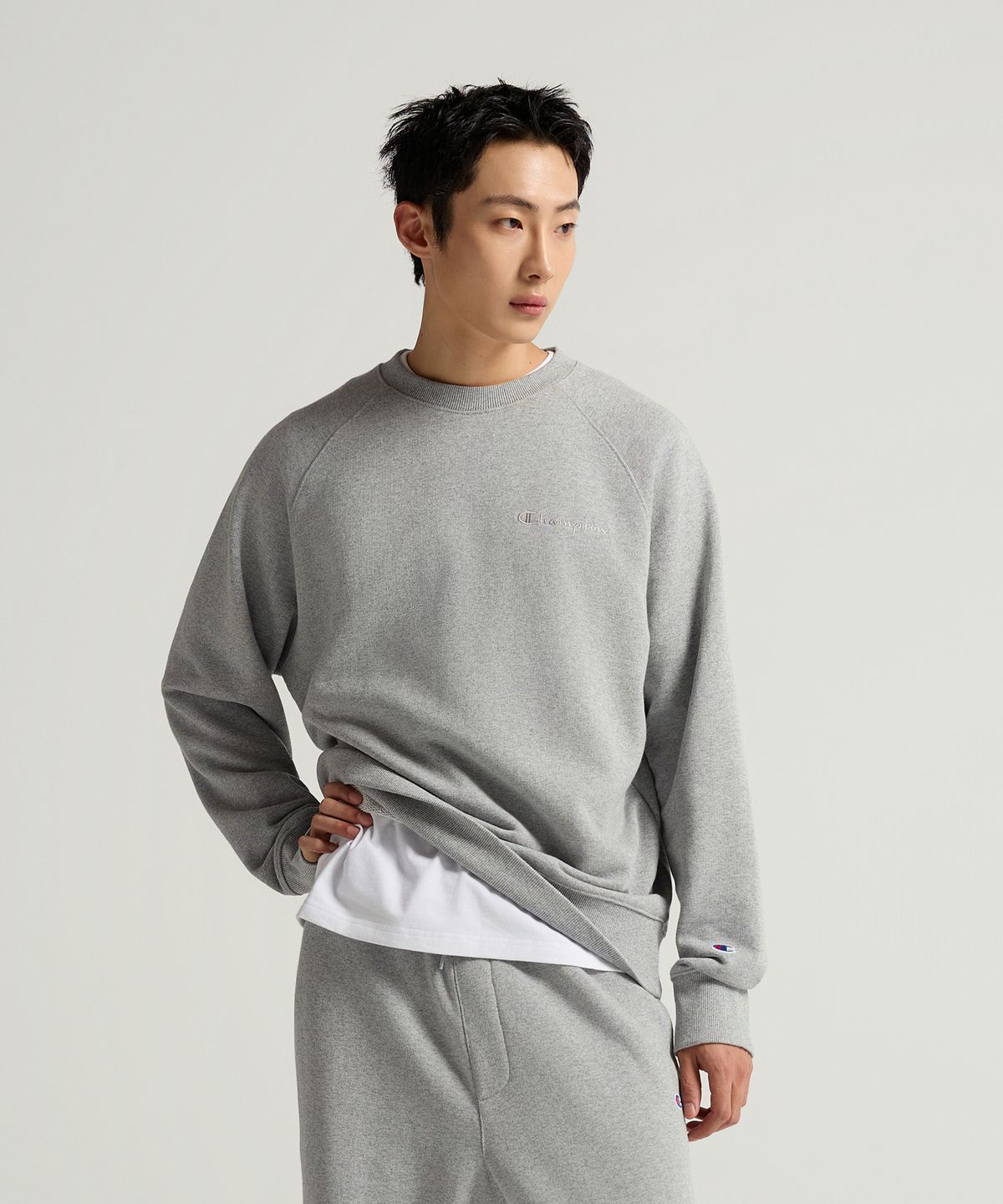 챔피온(CHAMPION) 스몰 로고 루즈핏 스웨트셔츠 Grey