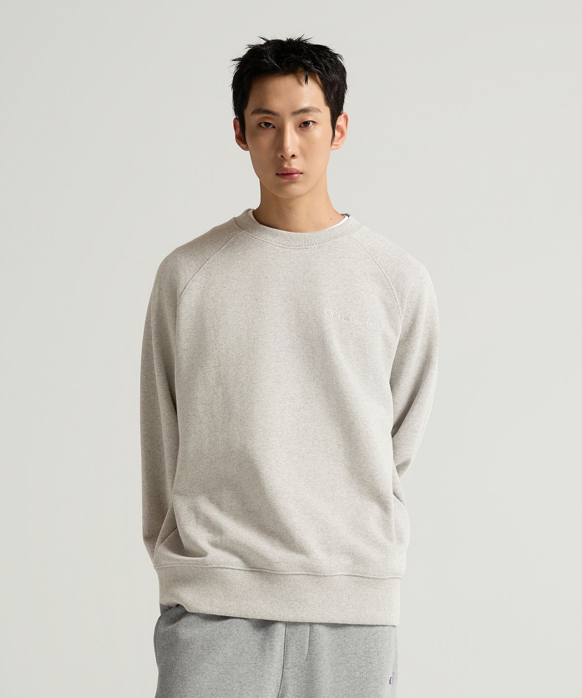 챔피온(CHAMPION) 스몰 로고 루즈핏 스웨트셔츠 Oatmeal