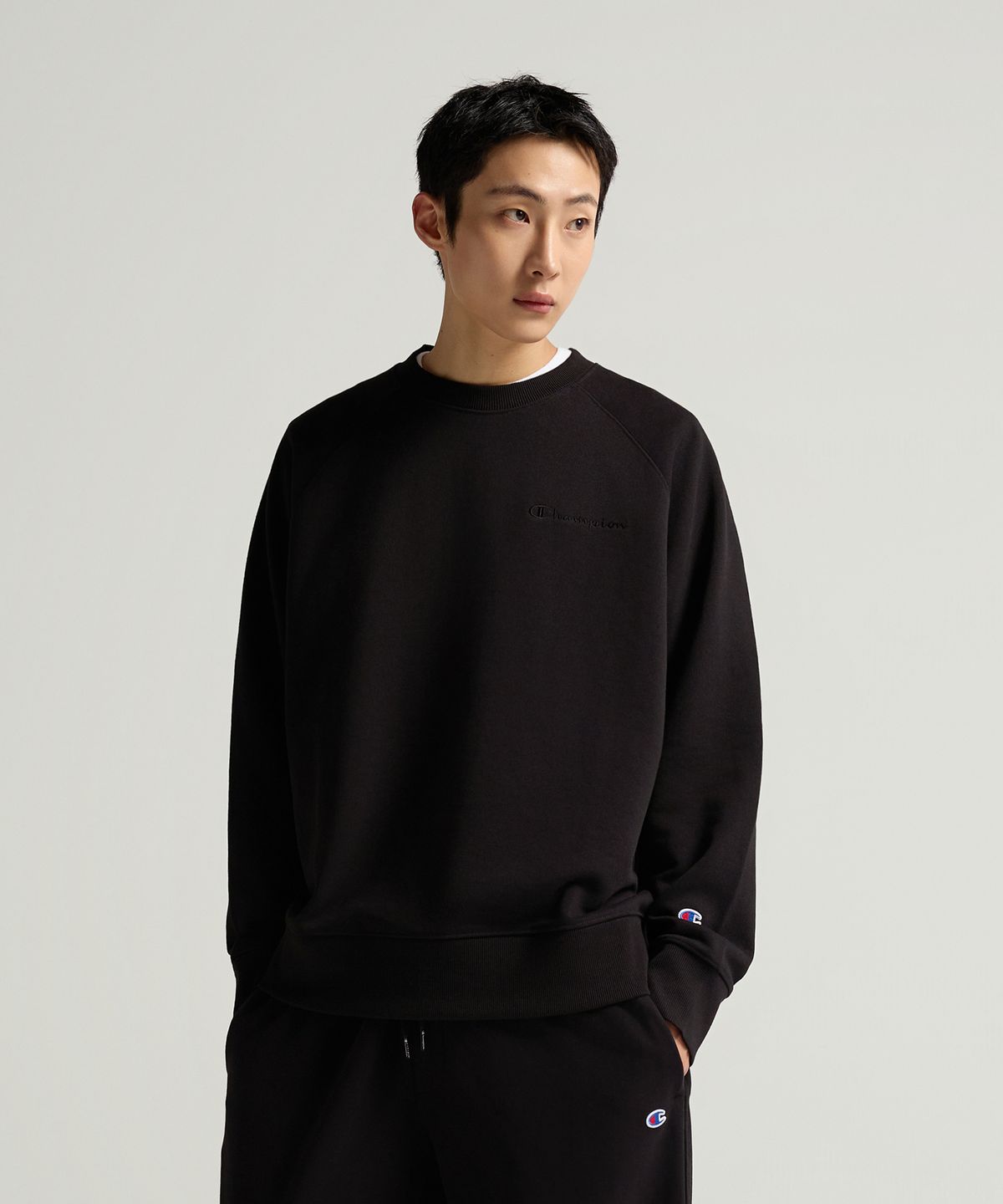 챔피온(CHAMPION) 스몰 로고 루즈핏 스웨트셔츠 Black