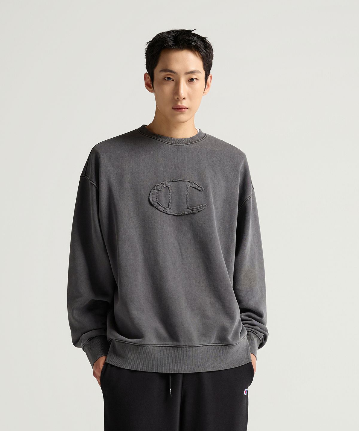 챔피온(CHAMPION) C로고 피그먼트 오버핏 스웨트셔츠 Charcoal