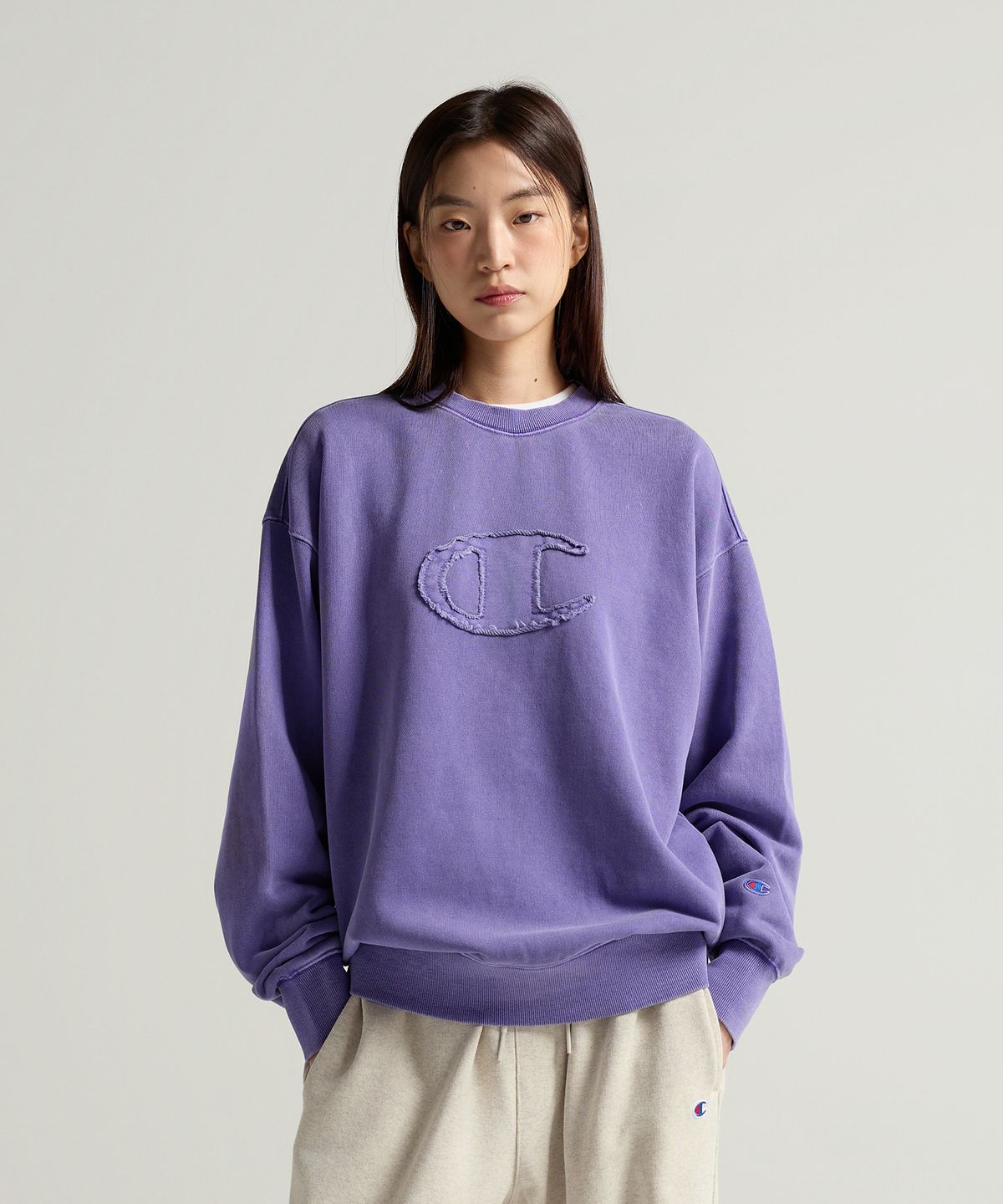 챔피온(CHAMPION) C로고 피그먼트 오버핏 스웨트셔츠 Purple