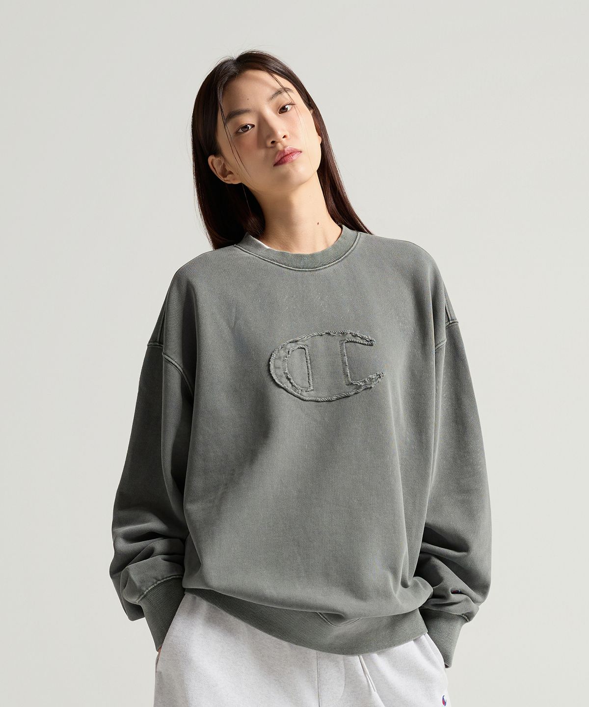챔피온(CHAMPION) C로고 피그먼트 오버핏 스웨트셔츠 Green