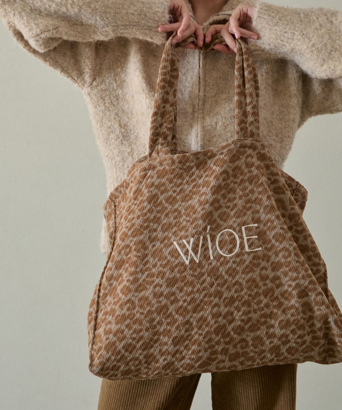 위오이(WIOE) Leopard Corduroy Bag_Beige