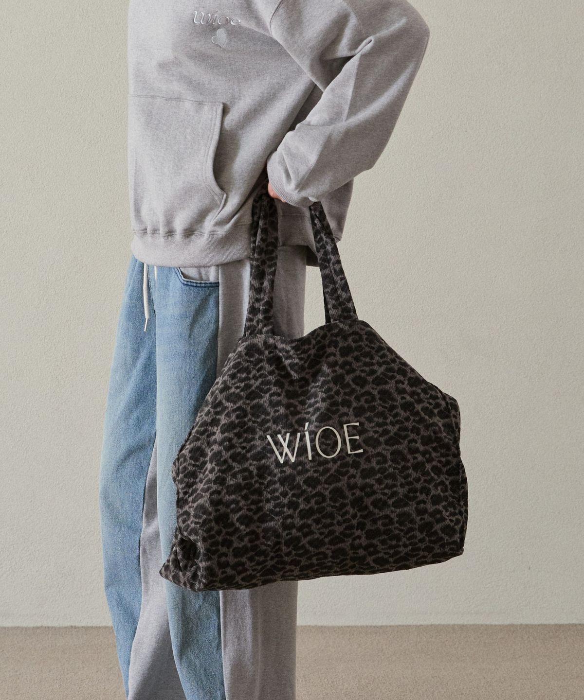 위오이(WIOE) Leopard Corduroy Bag_Charcoal
