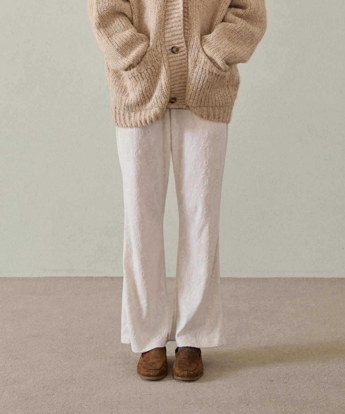 위오이(WIOE) Flower Jacquard Banding Pants_Cream
