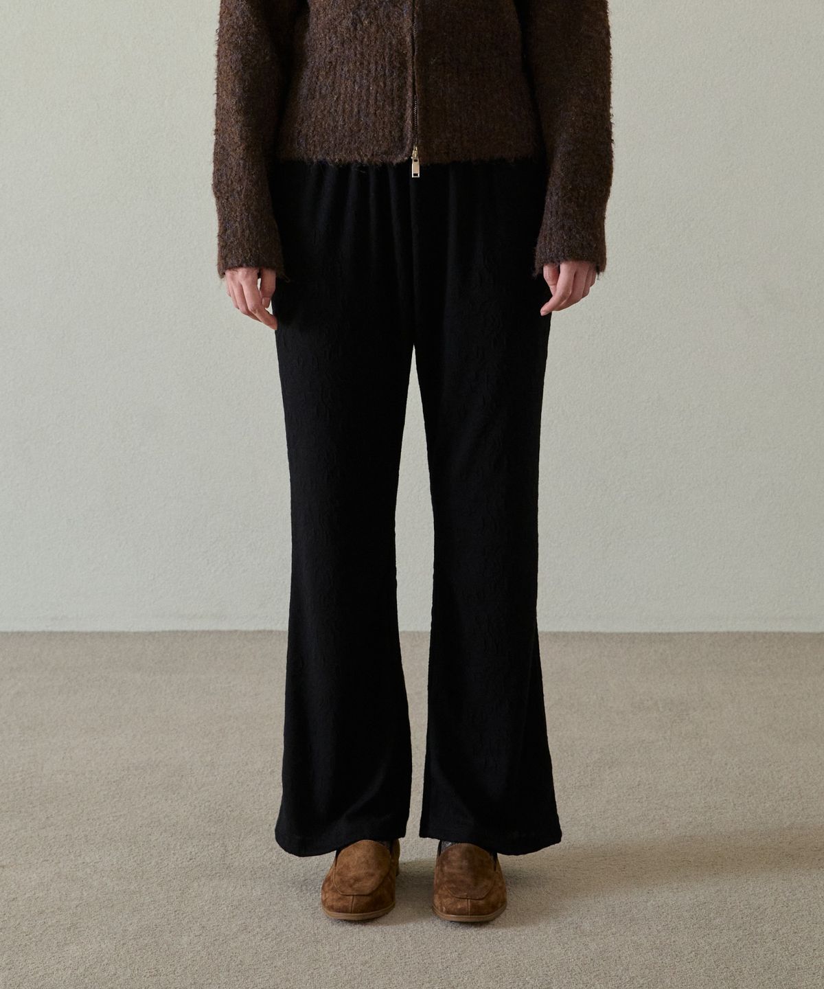 위오이(WIOE) Flower Jacquard Banding Pants_Black