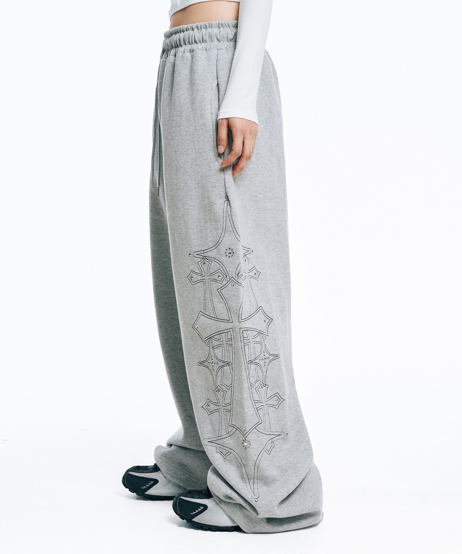 MUSINSA公式 | EASY NO EASY スタッドニードルワークスウェットパンツ