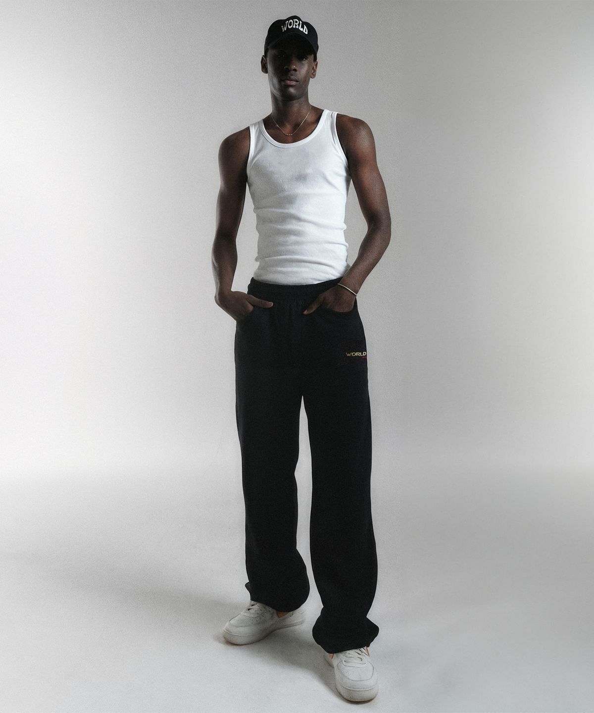 월드딜레마(WORLDDILEMA) WORLD DILEMA DEPT Embroidery Sweat Pants (Navy)