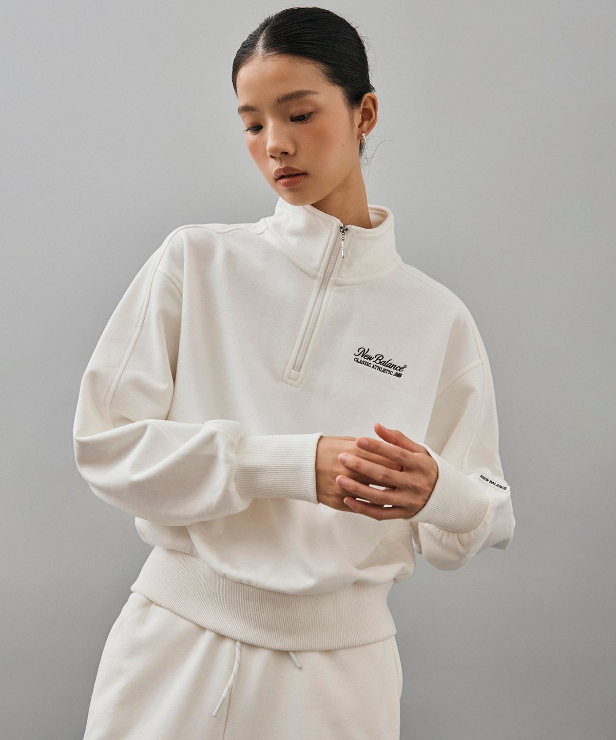 뉴발란스(NEW BALANCE) NBNCF4W922 / WOMEN 에센셜 세미크롭 반집업 (CREAM)