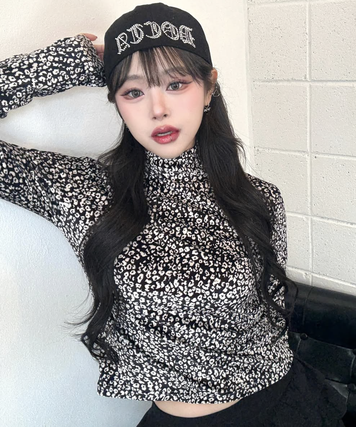드마크(DEMARC) LEOPARD HIGH-NECK LONG SLEEVE TEE -  black