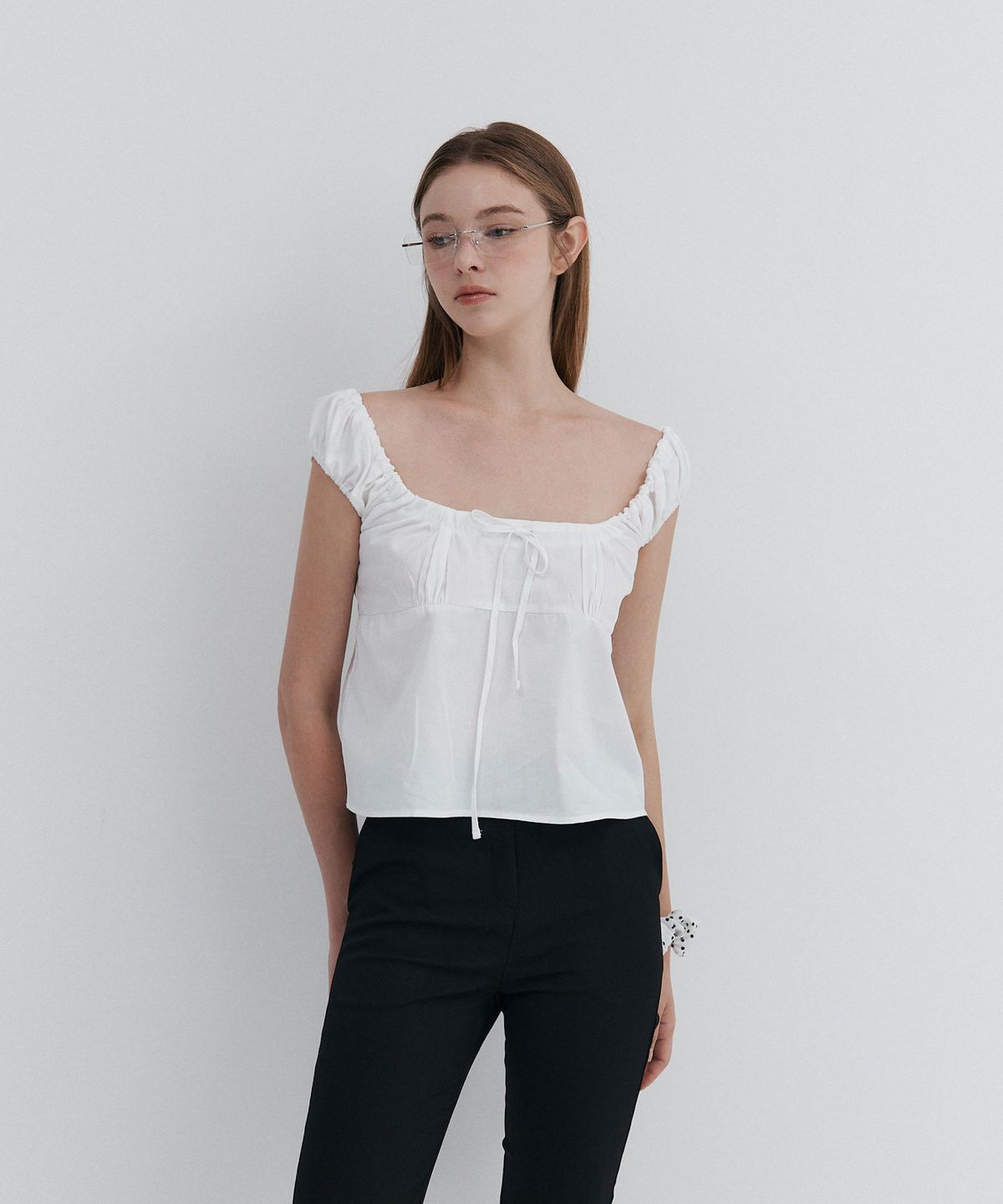 우네(OONE) Lace-Up Shirring Blouse_Ivory