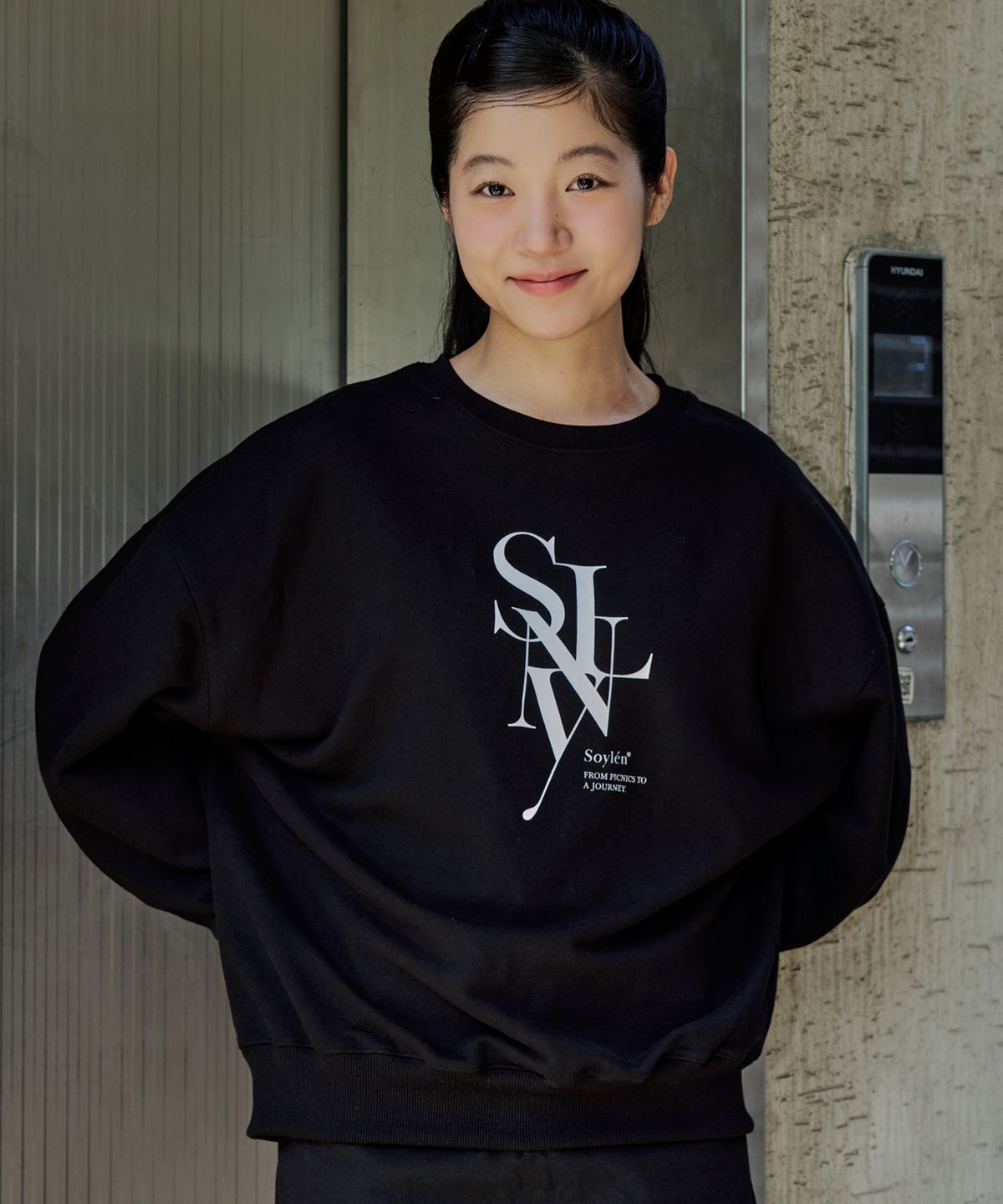 소이렌(SOYLEN) 세리프 레이어드 심볼 스웨트셔츠 (블랙)