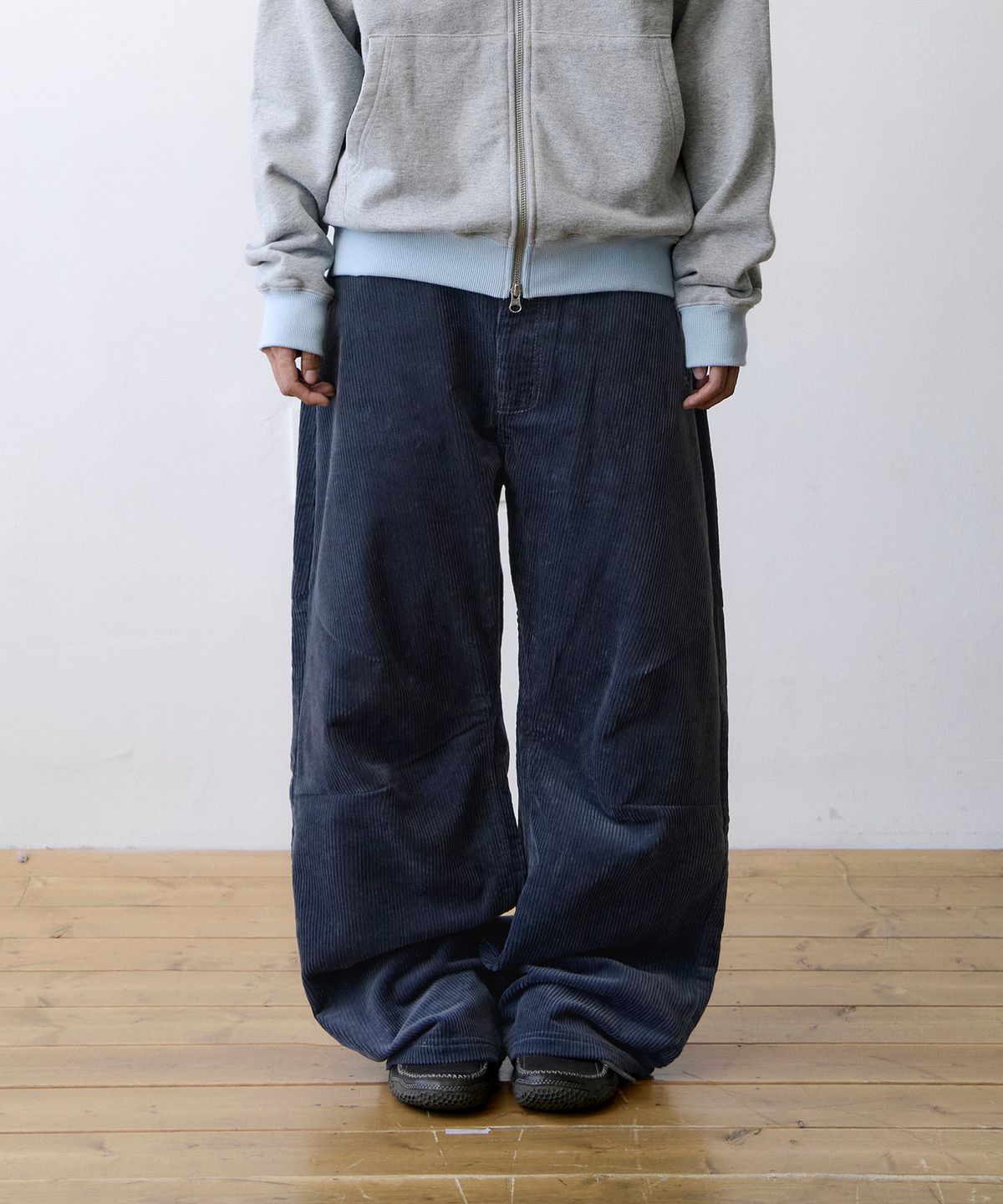 더콜디스트모먼트(THE COLDEST MOMENT) TCM mini logo corduroy pants (navy)