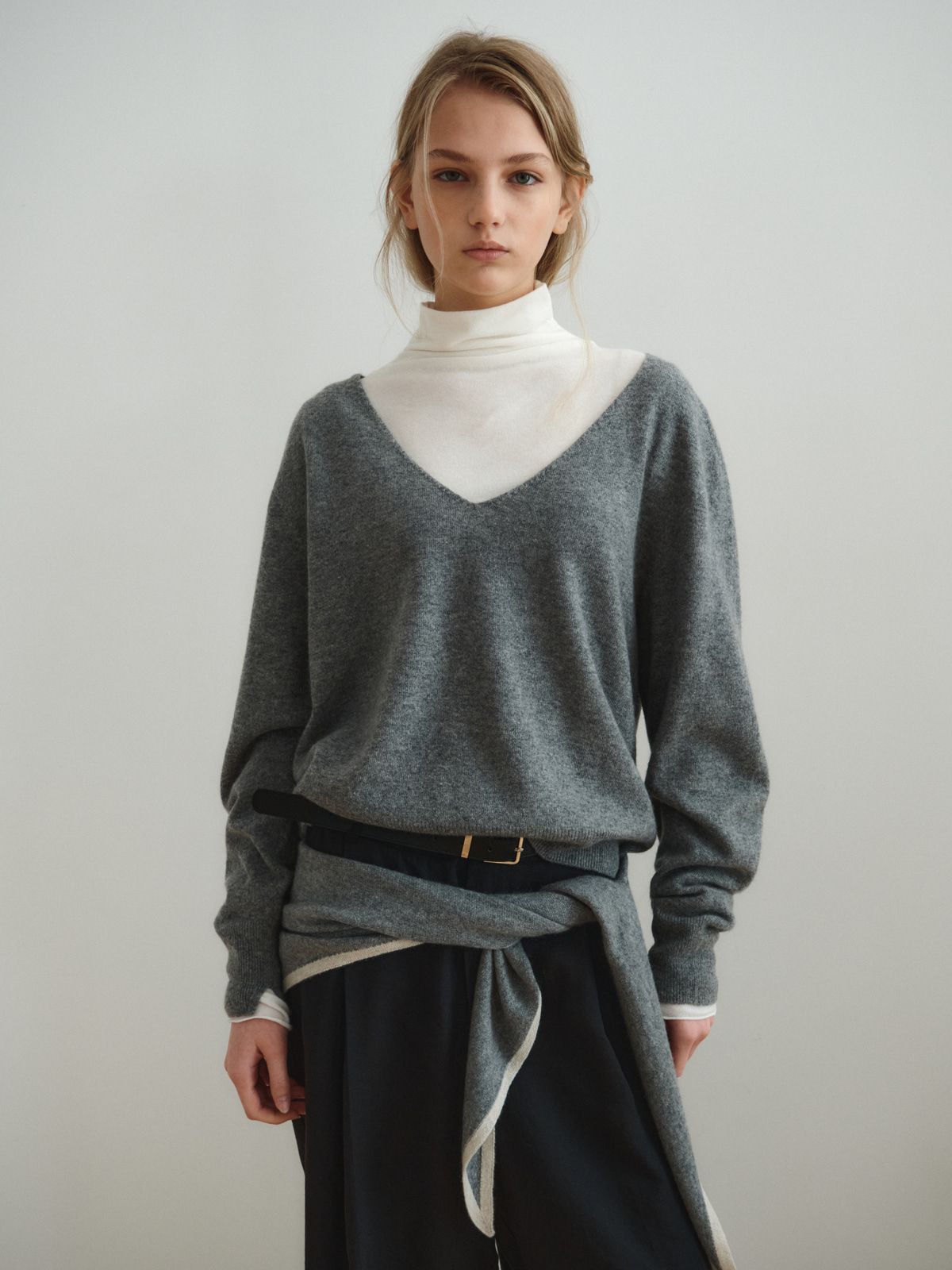 리플레인(REPLAIN) WOOL CASHMERE DEEP V-NECK TOP_GREY