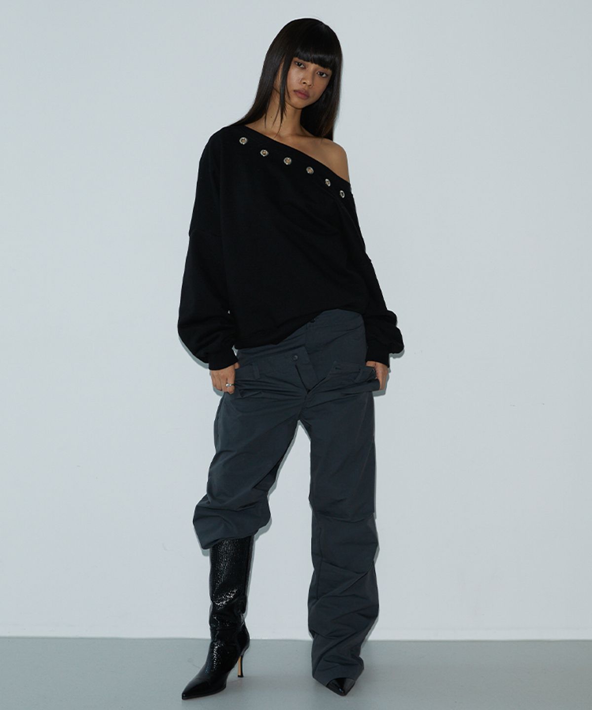 분트(VOONT) Unbalance Stud Sweatshirt (BLACK)