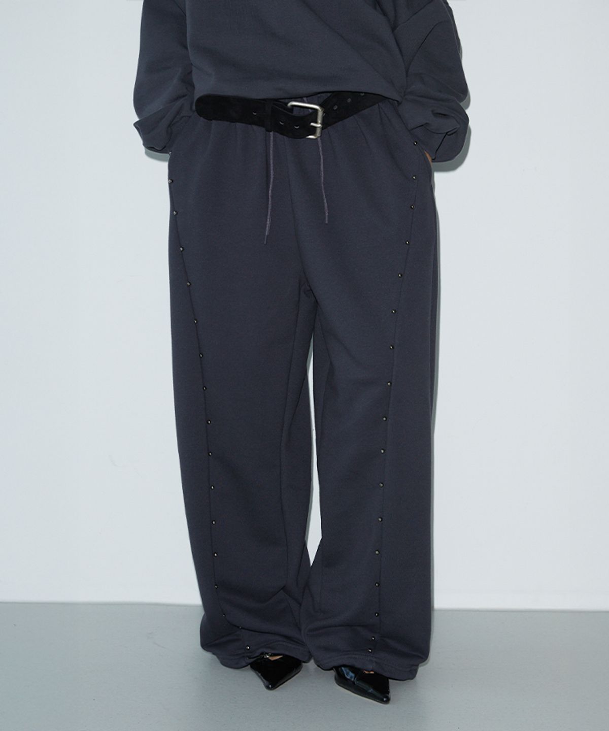 분트(VOONT) Stud Cut Sweat Pants (CHARCOAL)