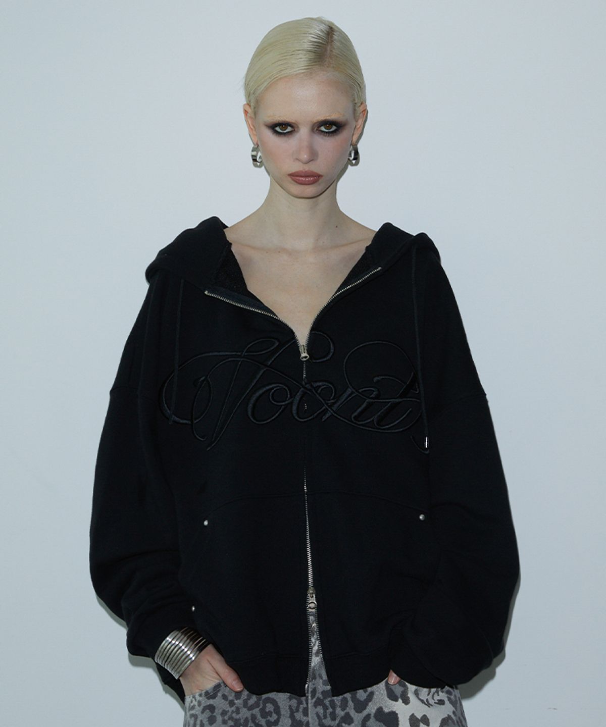 분트(VOONT) Lettering Embroidery Zip-up (BLACK)