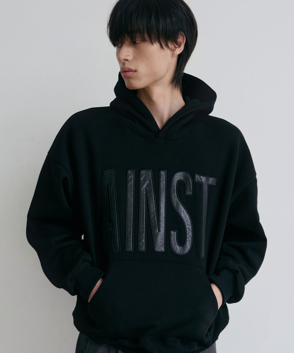 노드유(NODU) 아인 레더패치 아플리케 후드티 [블랙]