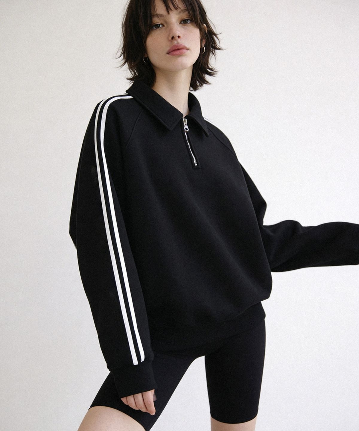 랜덤오프(RANDOMOFF) [Unisex] SPORTY TRACK HALF ZIP OVER FIT SWEATSHIRT (2color)
