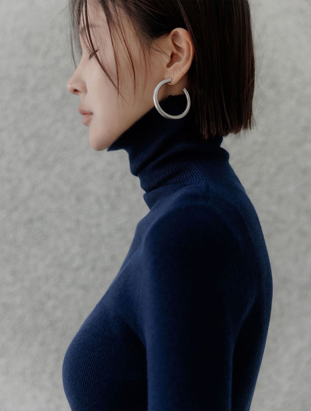 메무아(MEMUA) 롤링 슬림 하이넥 니트(네이비)