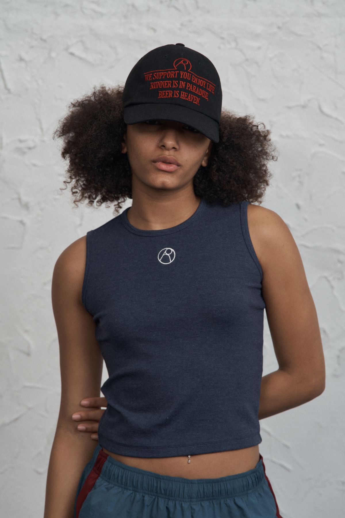 런던(RUNDONE) CIRCLE LOGO SLEEVELESS [NAVY]