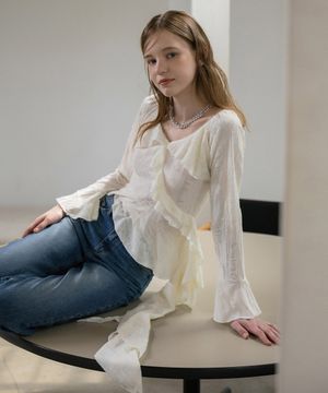 애시메트릭 러플 블라우스