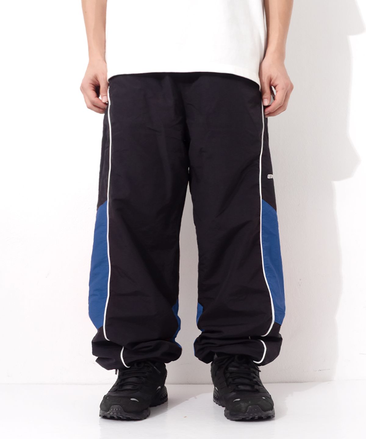 큐티에잇 가먼츠(QT8 GARMENTS) LB Track Pants (Black/Blue)
