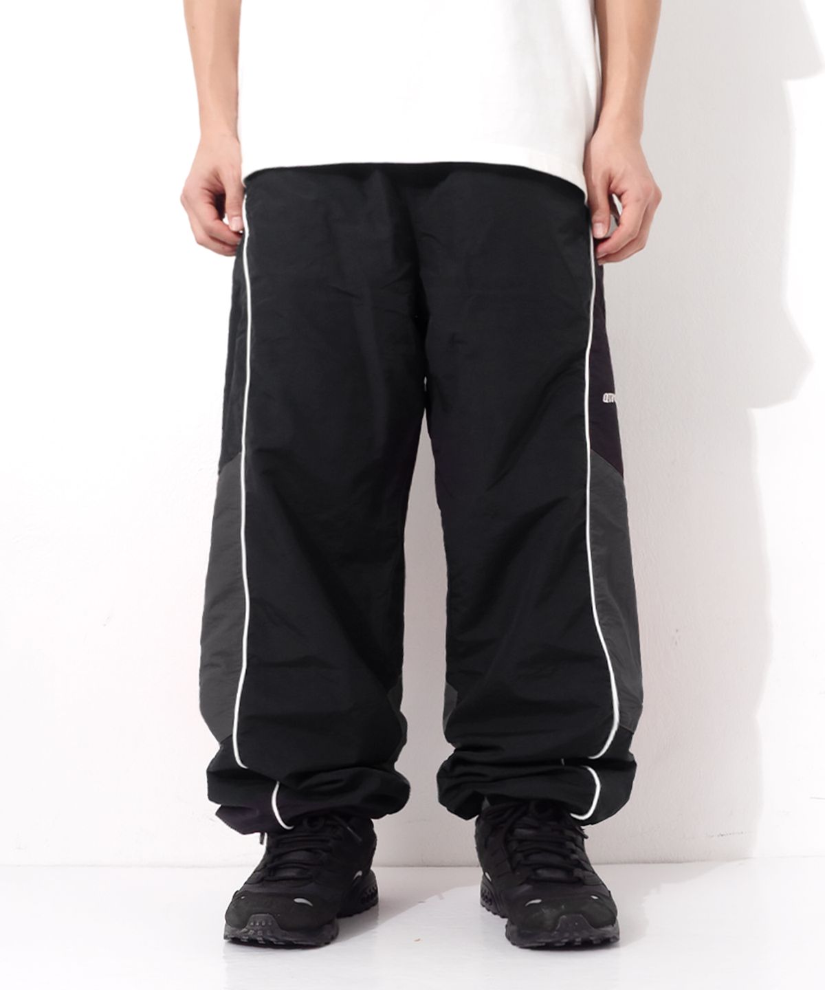 큐티에잇 가먼츠(QT8 GARMENTS) LB Track Pants (Black/Charcoal)