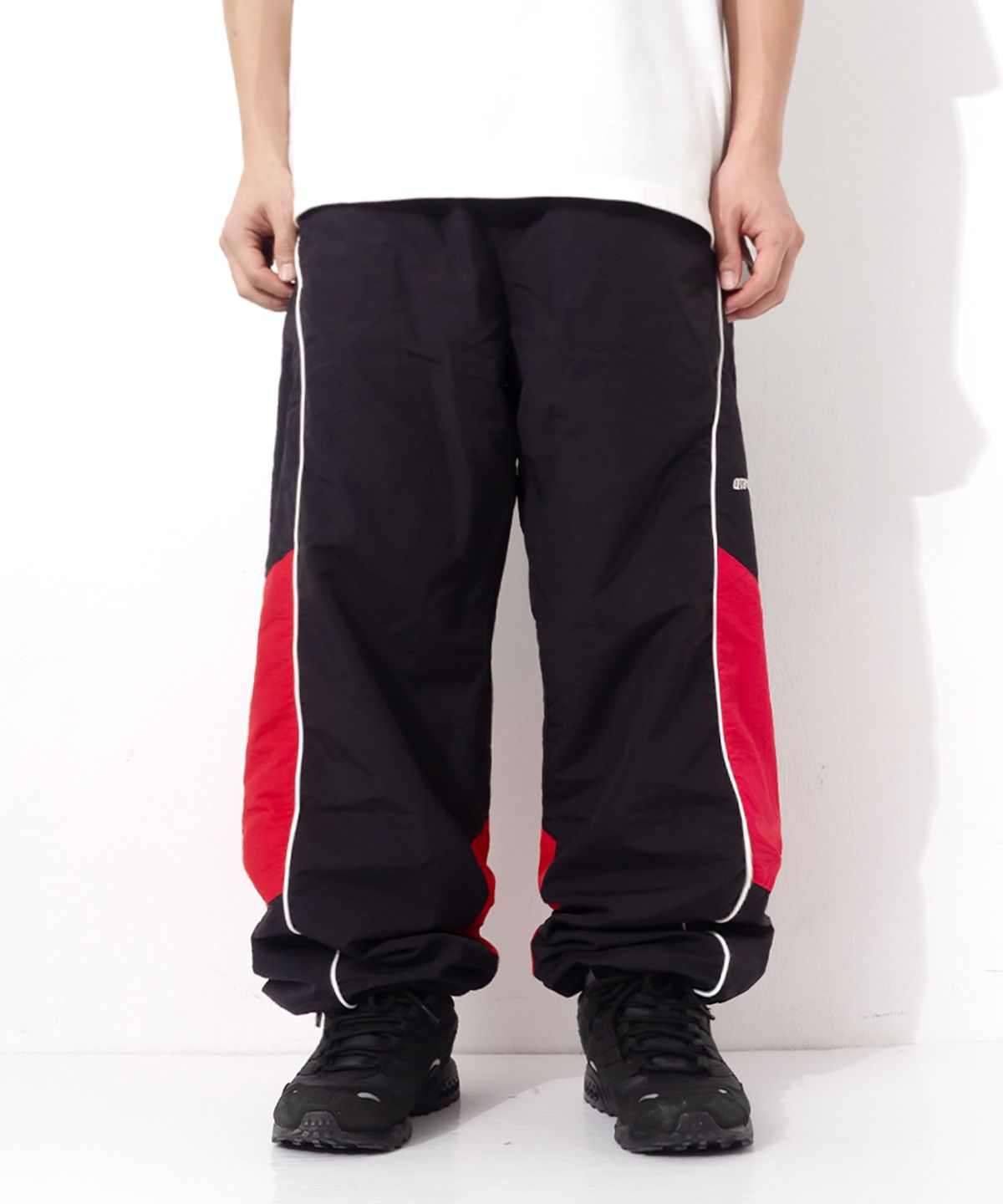 큐티에잇 가먼츠(QT8 GARMENTS) LB Track Pants (Black/Red)