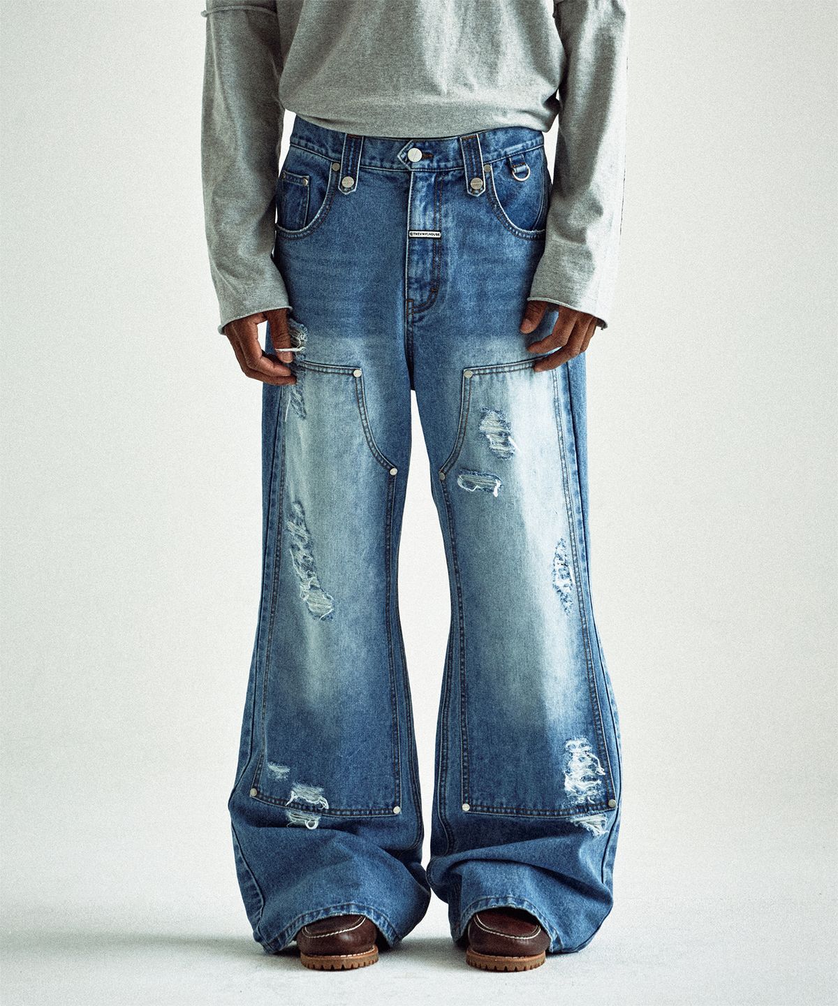 더바이닐하우스(THEVINYLHOUSE) DESTROYED BOOTS CUT DENIM PANTS LIGHT BLUE