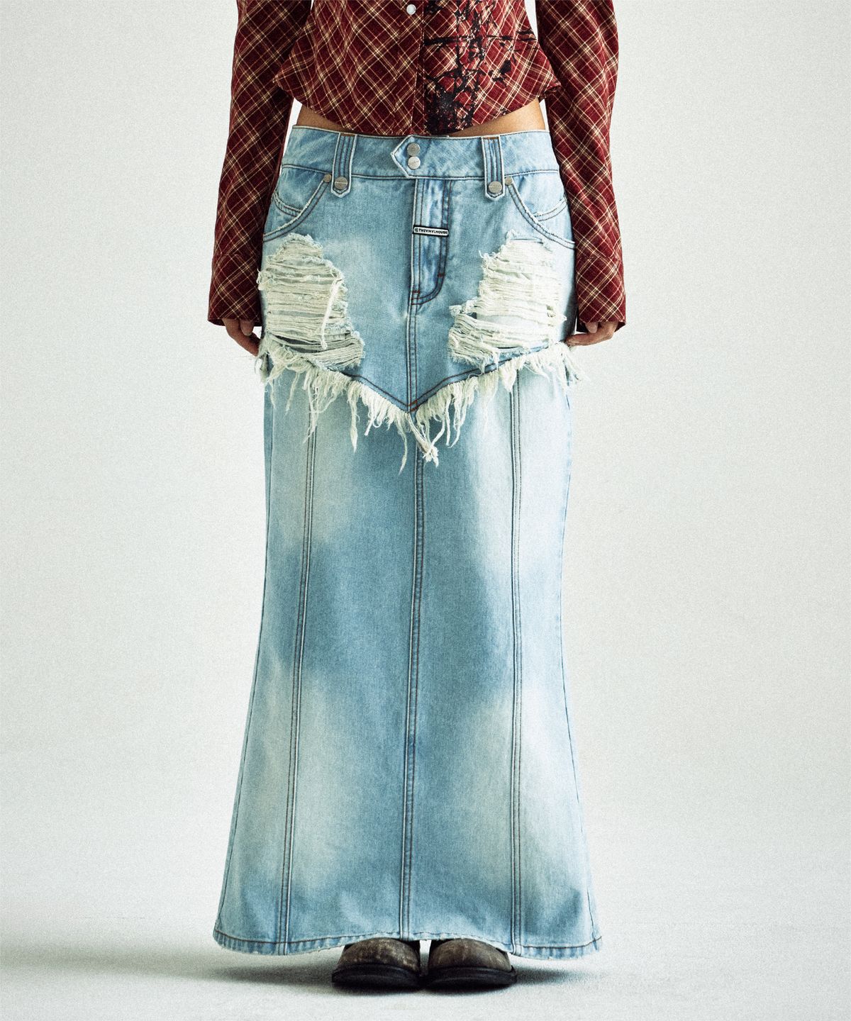 더바이닐하우스(THEVINYLHOUSE) DESTROYED DOUBLE DENIM SKIRT LIGHT BLUE