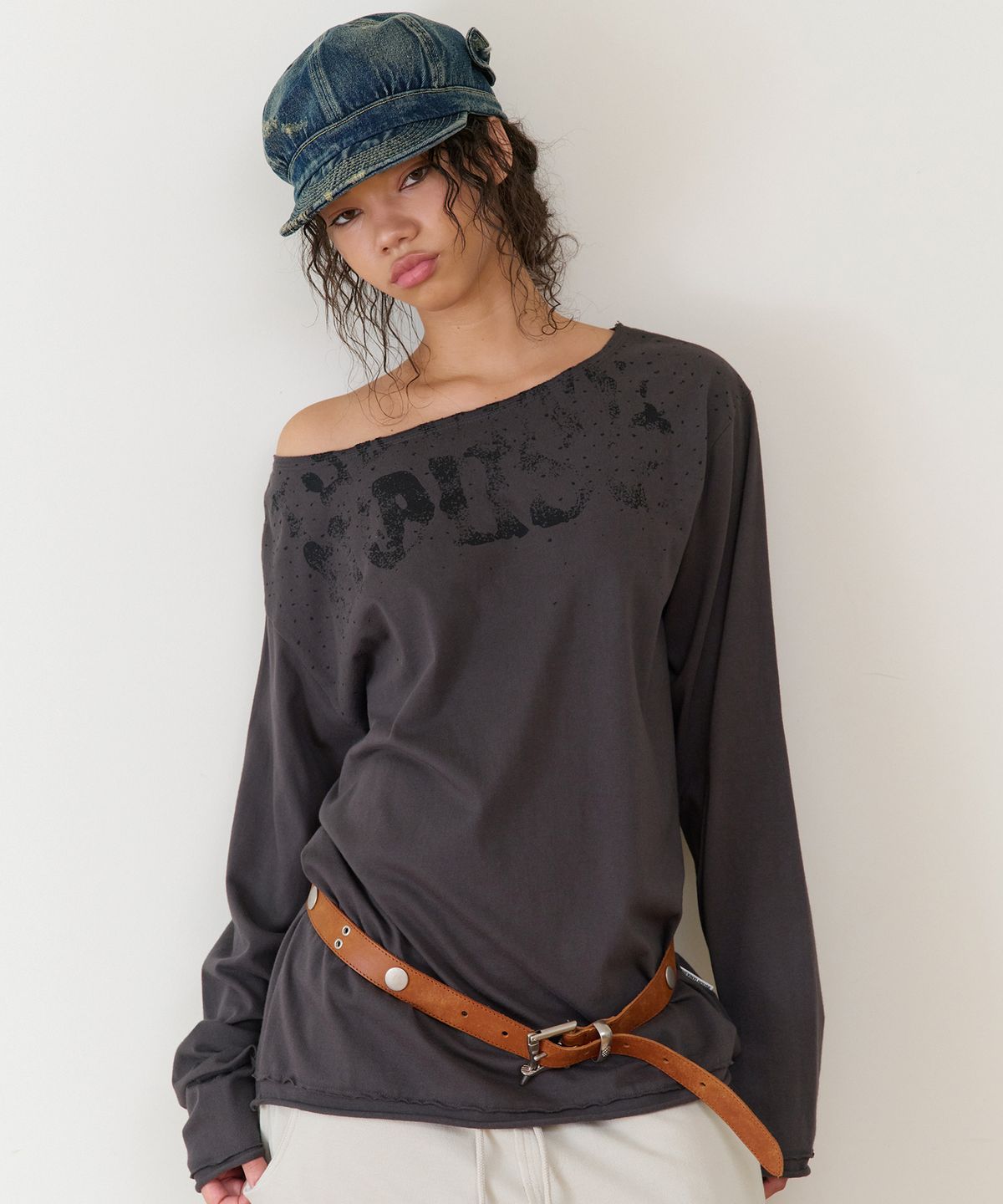 더바이닐하우스(THEVINYLHOUSE) LOOSE FIT UNBALANCE LS TEE(W) CHARCOAL
