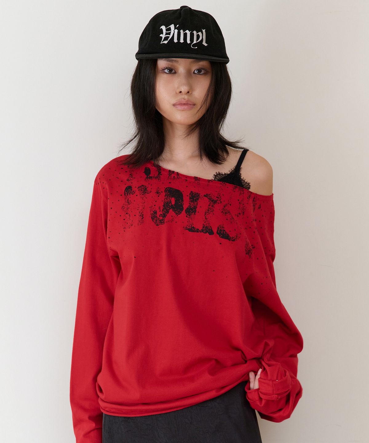 더바이닐하우스(THEVINYLHOUSE) LOOSE FIT UNBALANCE LS TEE(W) RED