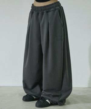 로고 핀턱 와이드 커브드 스웨트 팬츠[차콜]