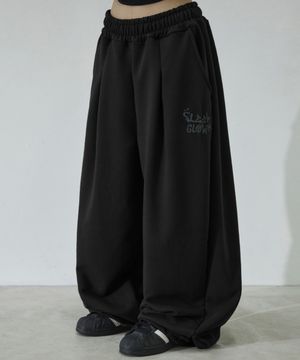로고 핀턱 와이드 커브드 스웨트 팬츠[블랙]