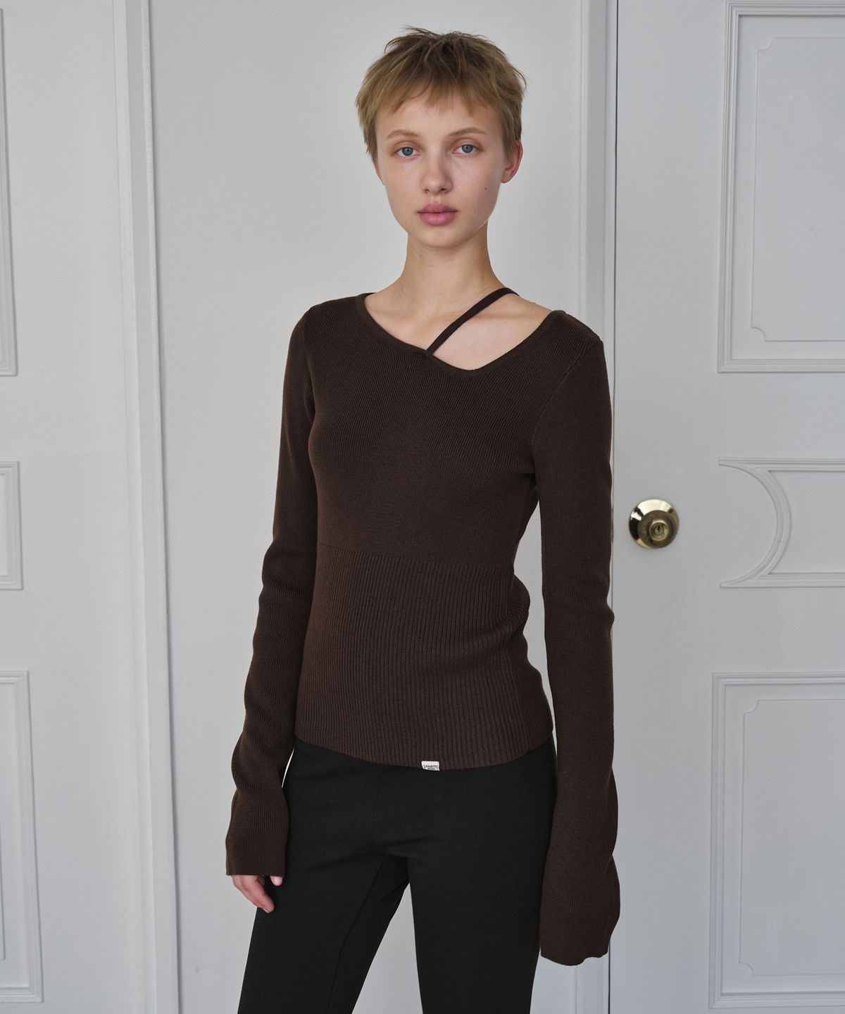 시메트릭 퍼센트(SYMMETRICPERCENT) Unbalanced Neckline Knit Top / Brown