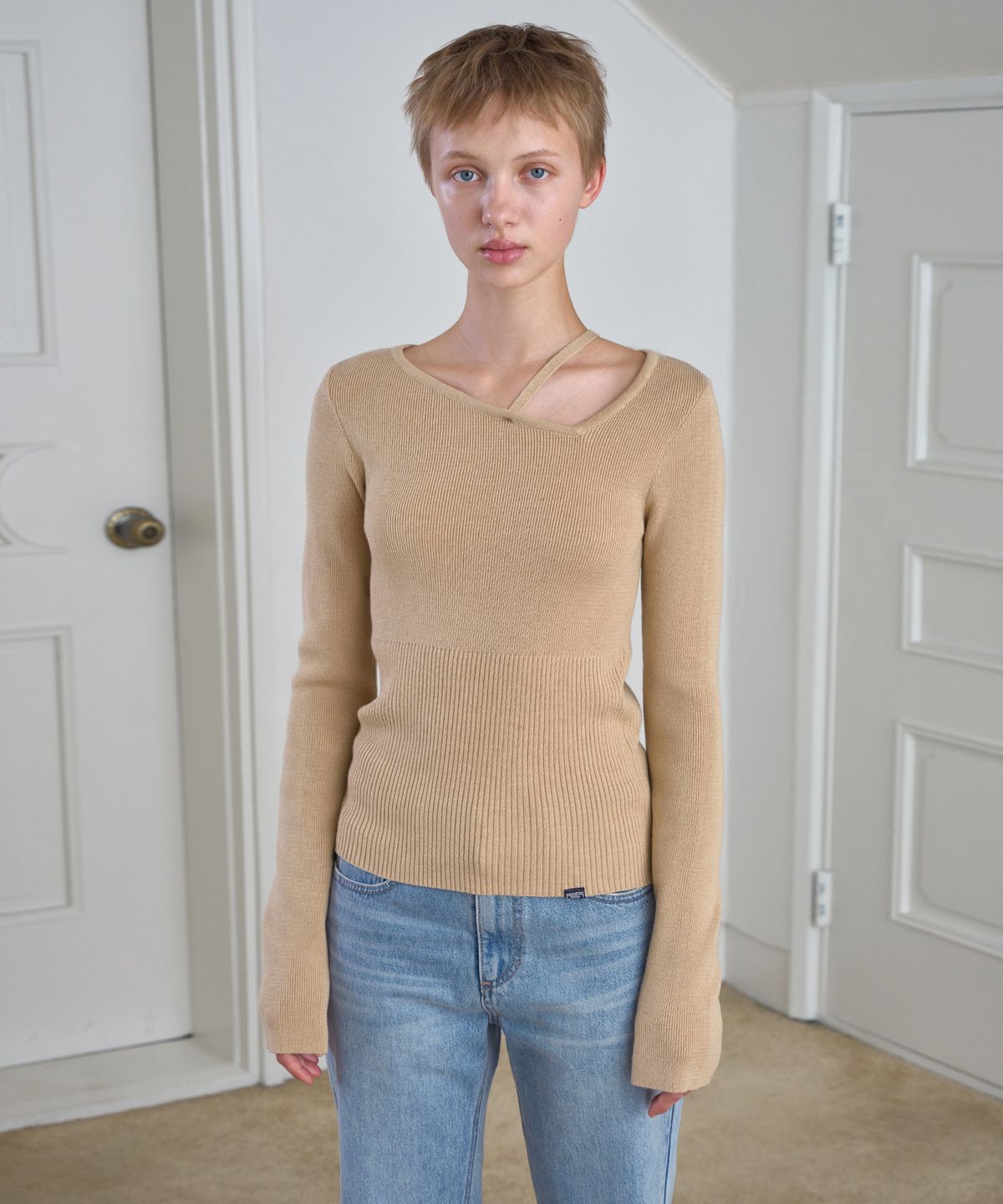 시메트릭 퍼센트(SYMMETRICPERCENT) Unbalanced Neckline Knit Top / Beige