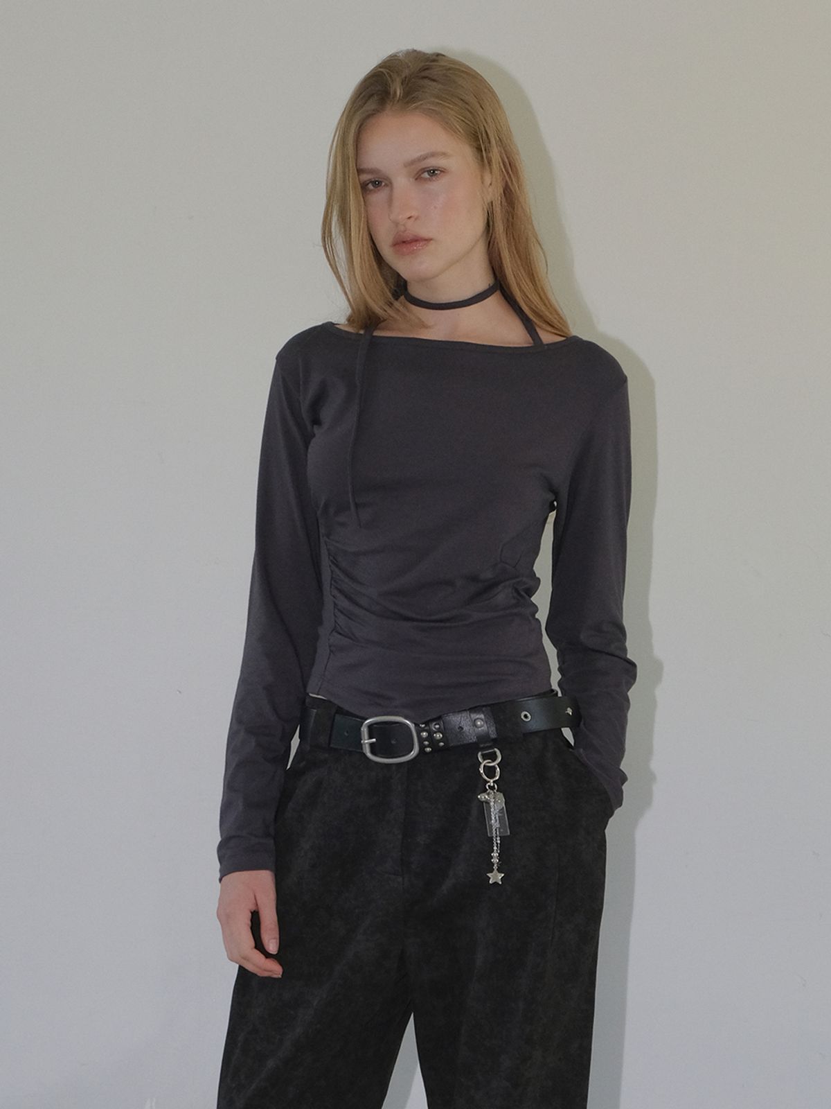 에트몽(ETMON) Boat-Neck Strap T-Shirt, Charcoal