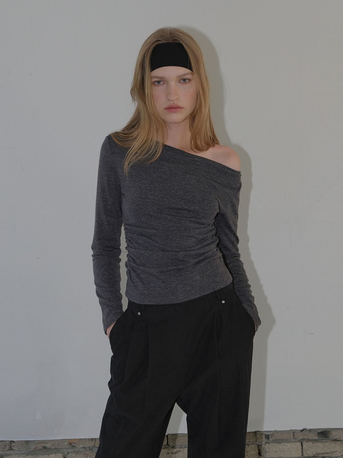 에트몽(ETMON) Oblique Neck Shirring T-Shirt, Charcoal