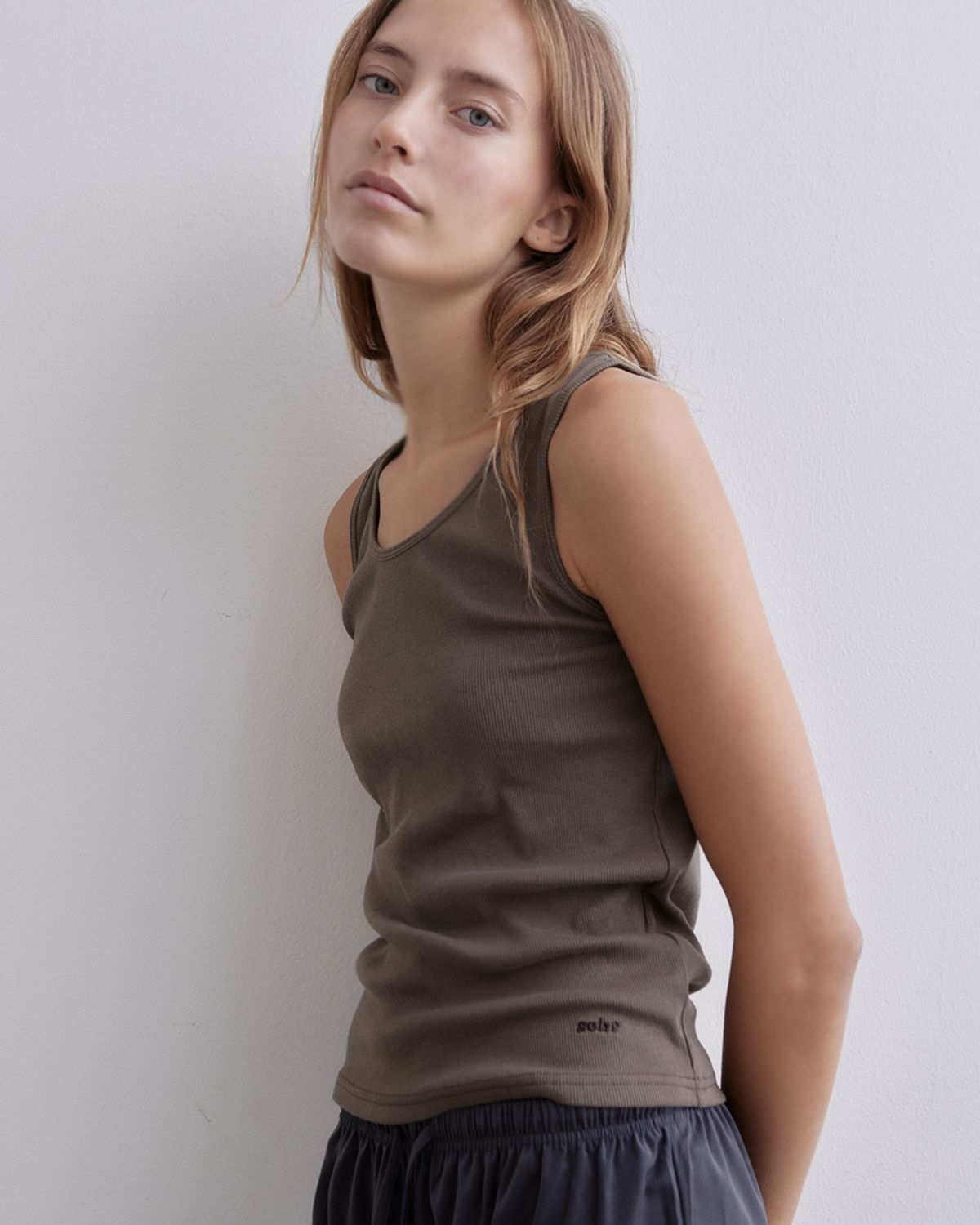세르(SEHR) Sehr& Sleeveless (Brown)