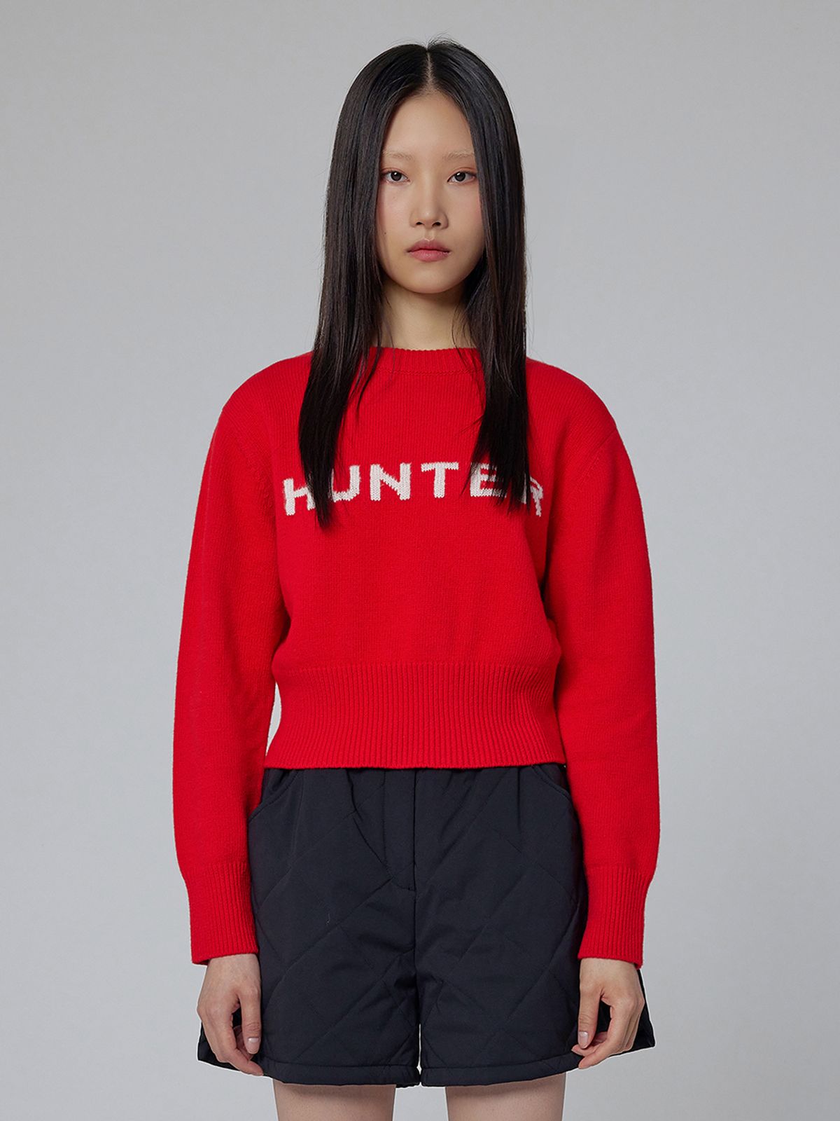 헌터(HUNTER) [WOMEN] 로고 크롭 캐시미어 혼방 스웨터 - 레드 HDW0001AKZRED