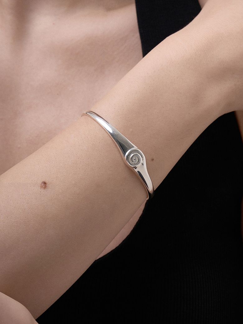 B.006/SHELL BANGLE BRACELET