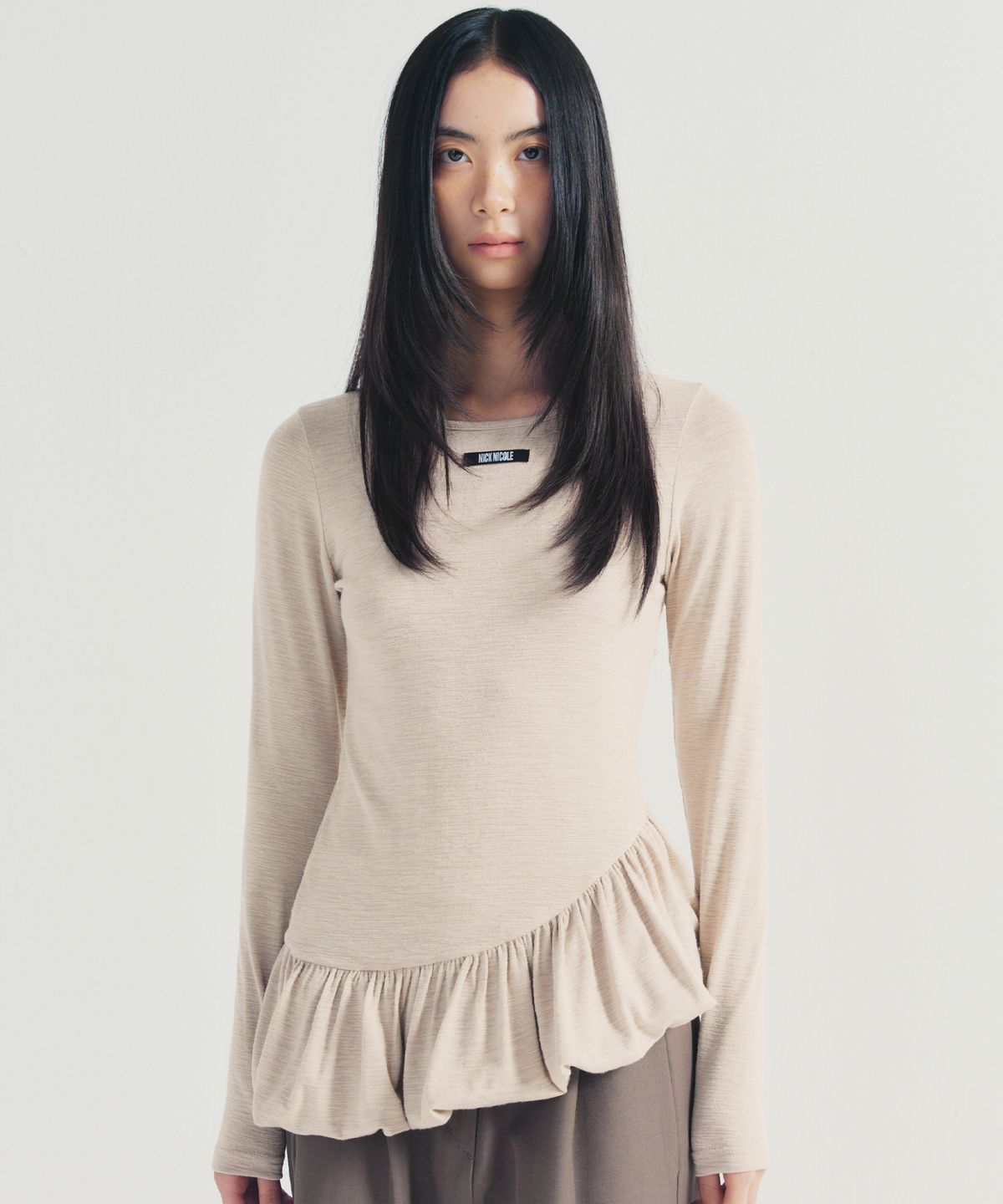 닉앤니콜(NICK&NICOLE) RUFFLE LABEL LONG SLEEVE TOP_BEIGE