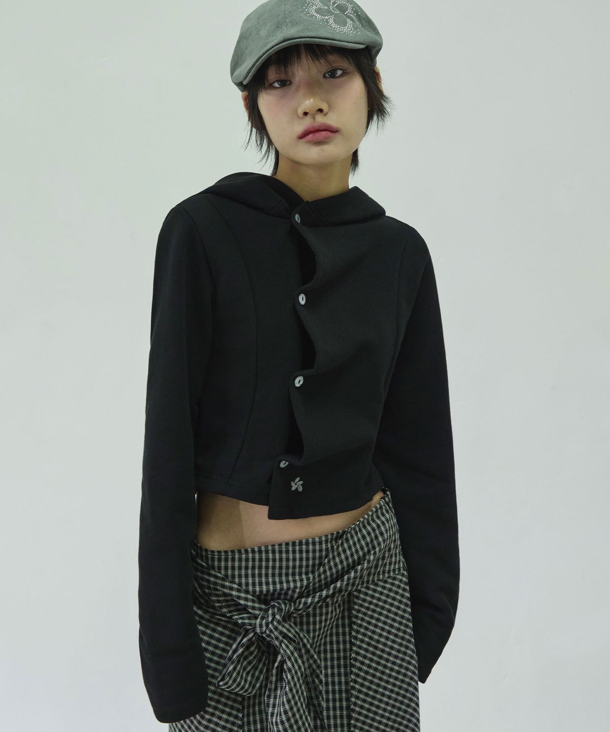 슬릭글로우(SLEEKGLOW) 스몰 로고 사이드 버튼 셔링 후드 탑[블랙]