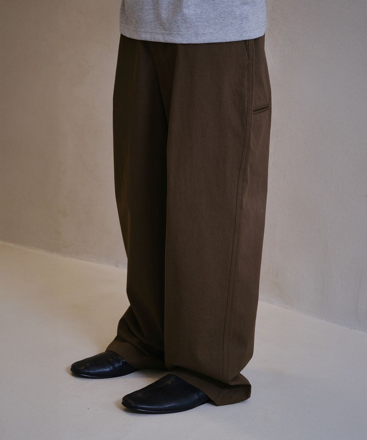 다이브인(DIVEIN) UNIFORM COTTON CHINO PANTS (BROWN)