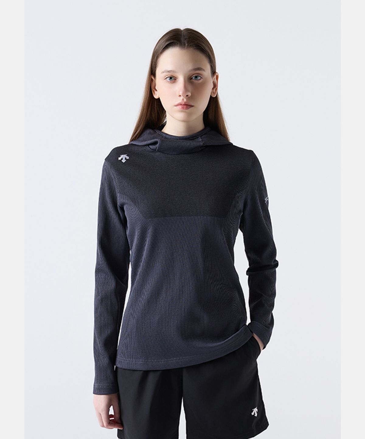 데상트(DESCENTE) 러닝 소프트 앤 리브드 후드 티셔츠 블랙 SQ323RTL96